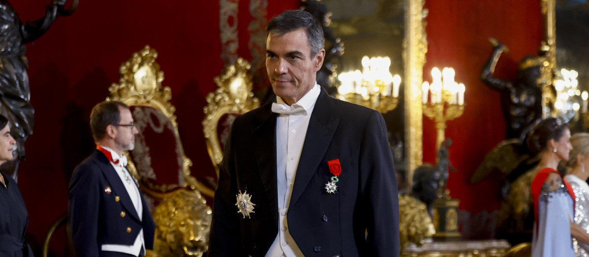 Pedro Sánchez, en el Palacio Real con las condecoraciones equivocadas y mal colocadas
