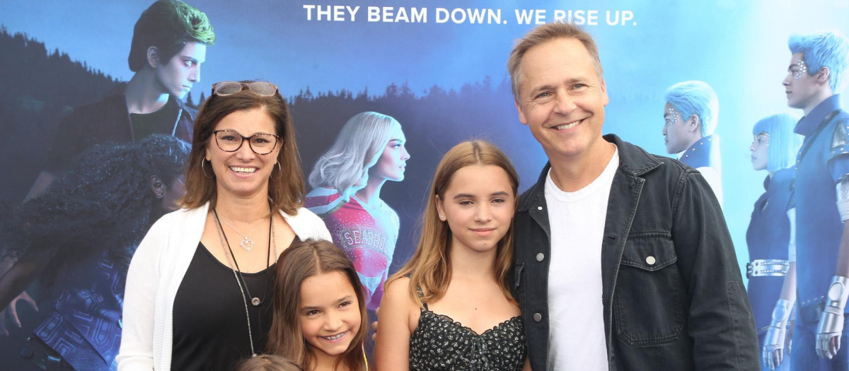 Kim Painter, Nixie Barbara Lowe, Fiona Helper Lowe, Kim Lowe, Mabel Painter Lowe y Chad Lowe en el estreno de la película  Zombies 3 en el Barker Hangar de Los Ángeles