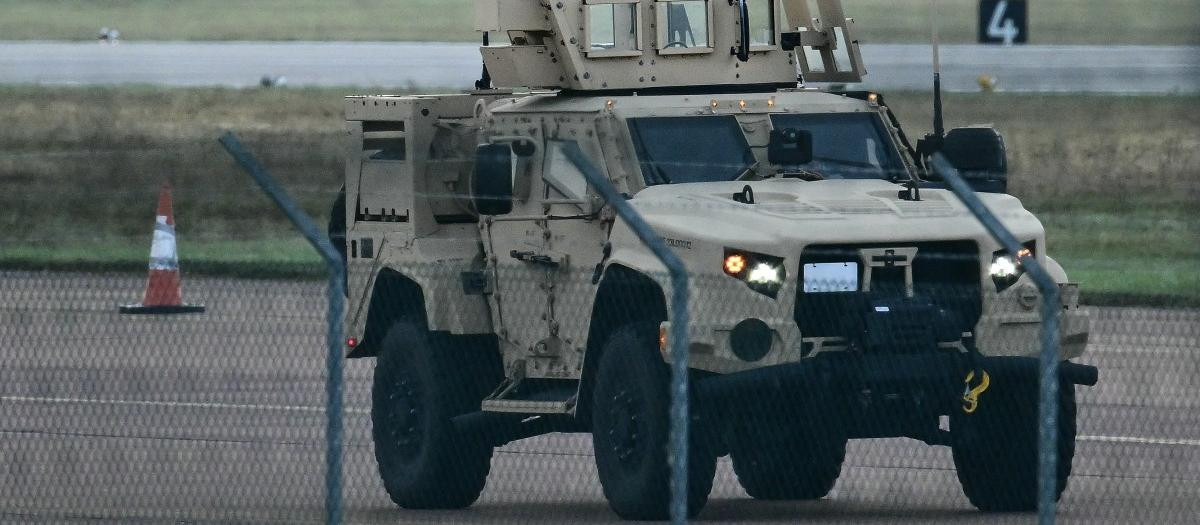 Un vehículo blindado patrulla el interior de la base de la RAF en Fairford, en el suroeste de Inglaterra