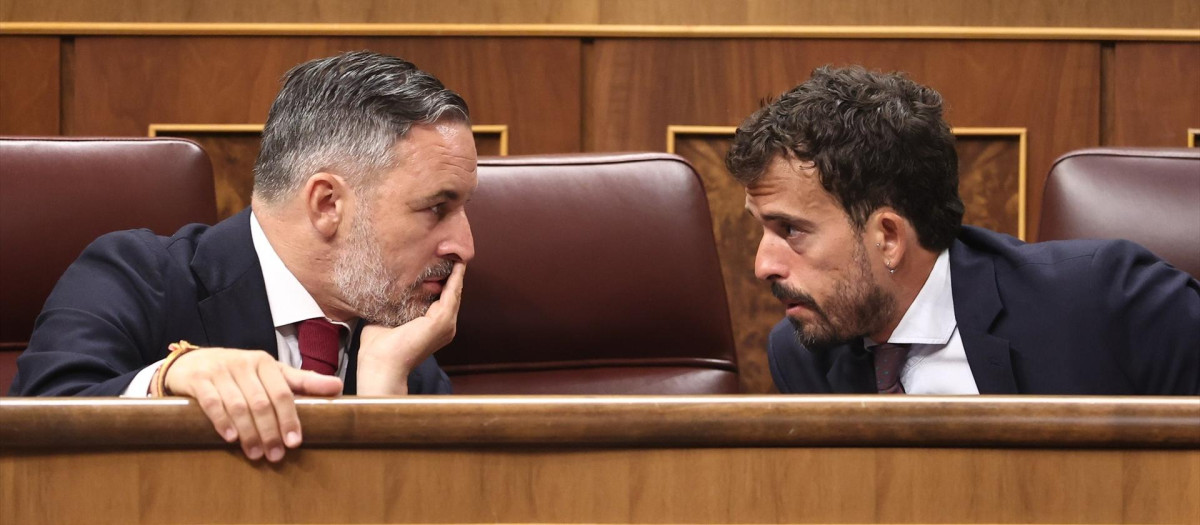 El presidente de Vox, Santiago Abascal, y el portavoz de Vivienda de Vox, Carlos Hernández Quero