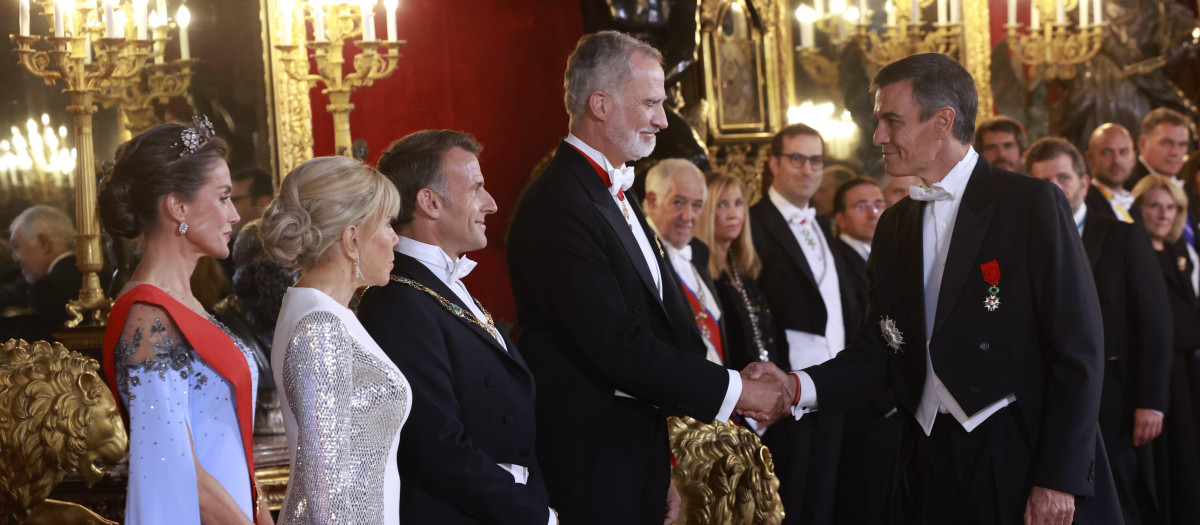 Pedro Sánchez saluda al Rey en la cena de gala ofrecida al matrimonio Macron el martes