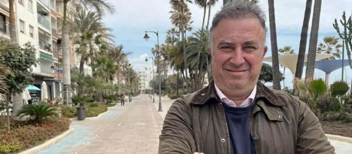 Manuel Aguilar, de Vox, posa en una foto en Estepona