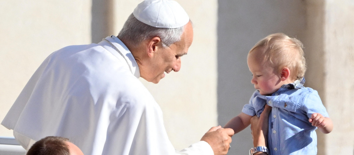 León XIV bendice a un niño durante la audiencia general semanal en la Plaza de San Pedro