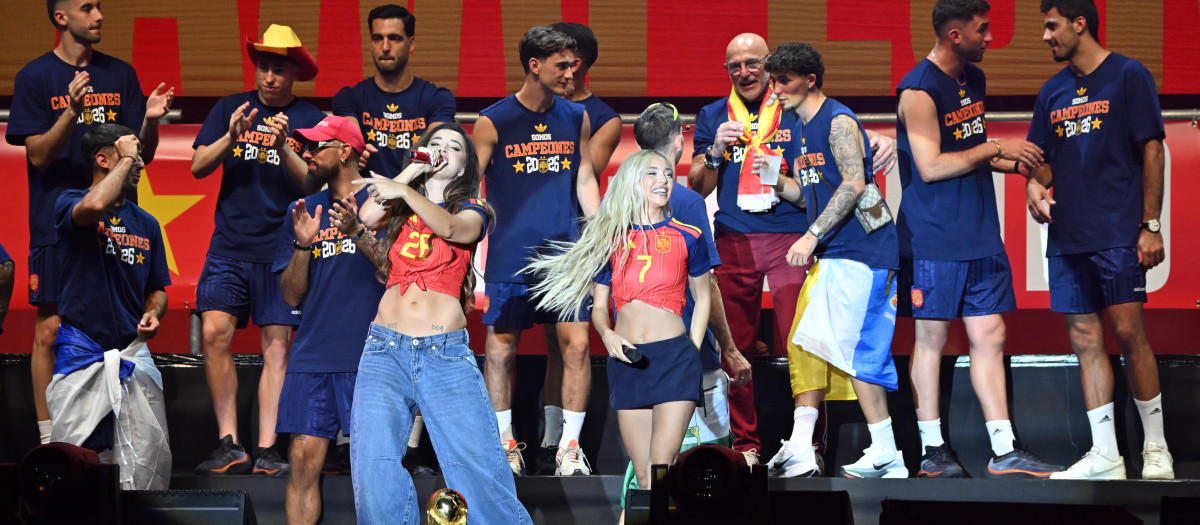 Ana Mena y Lola Índigo, en la celebración del Mundial de fútbol, con varios jugadores, como Yeremi Pino, bebiendo alcohol
