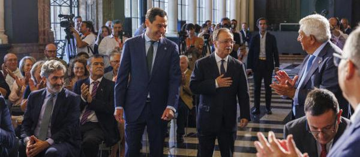 El presidente andaluz, Juanma Moreno (c-i), y el presidente de Ceuta, Juan Jesús Vivas (c-d), reciben aplausos antes de la comparecencia informativa tras la reunión que han mantenido este jueves en el Palacio de San Telmo en Sevilla