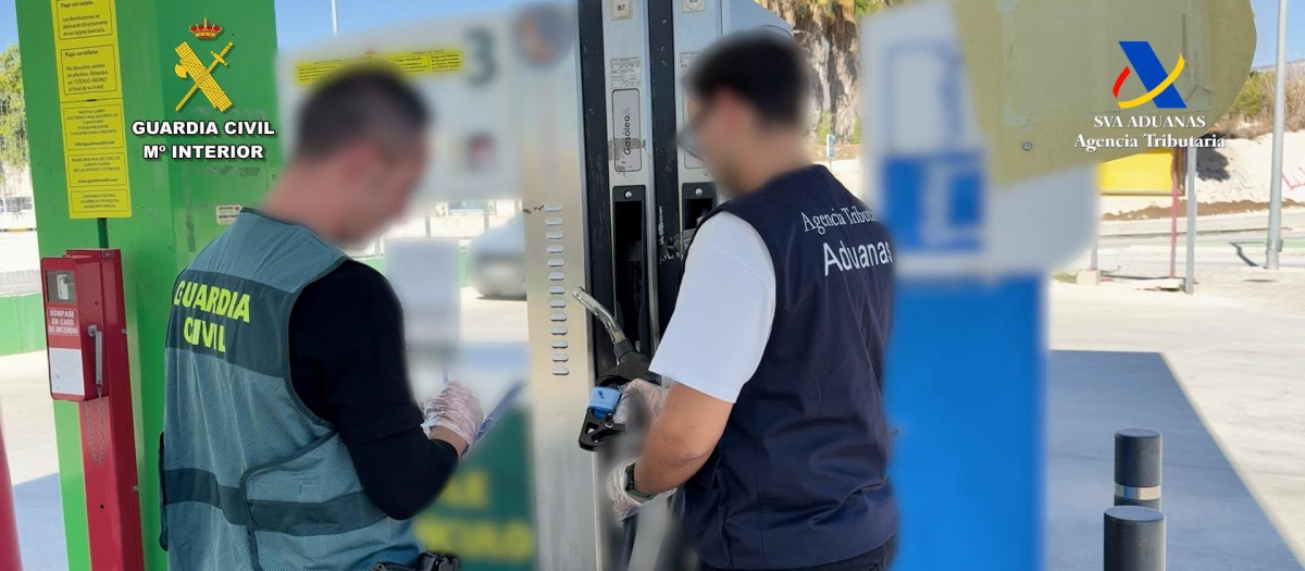 Agentes en una estación de servicio

REMITIDA / HANDOUT por GUARDIA CIVIL
Fotografía remitida a medios de comunicación exclusivamente para ilustrar la noticia a la que hace referencia la imagen, y citando la procedencia de la imagen en la firma
01/10/2026
