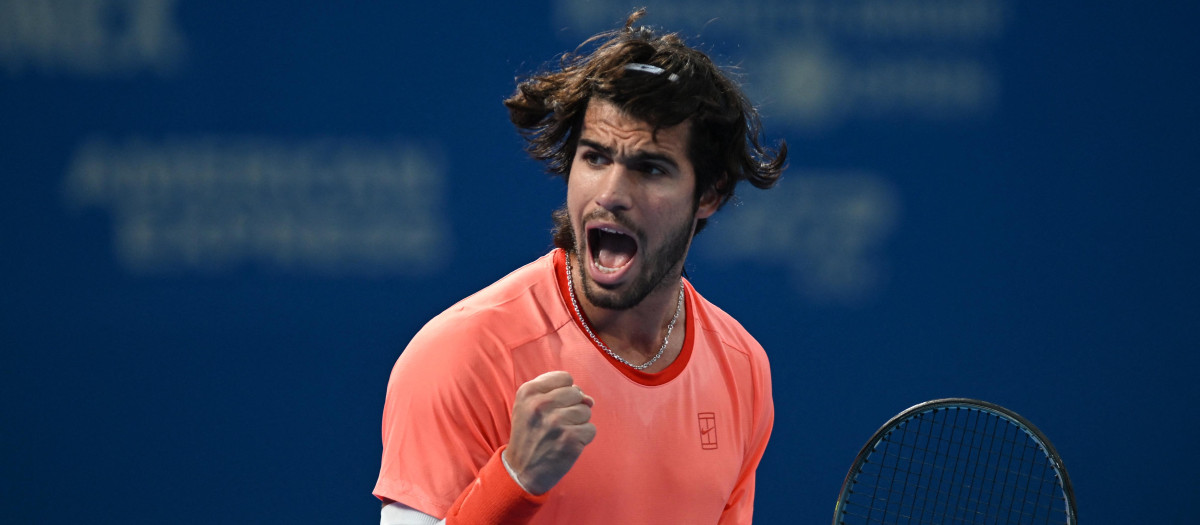 Carlos Alcaraz, durante la primera ronda en el ATP 500 de Tokio