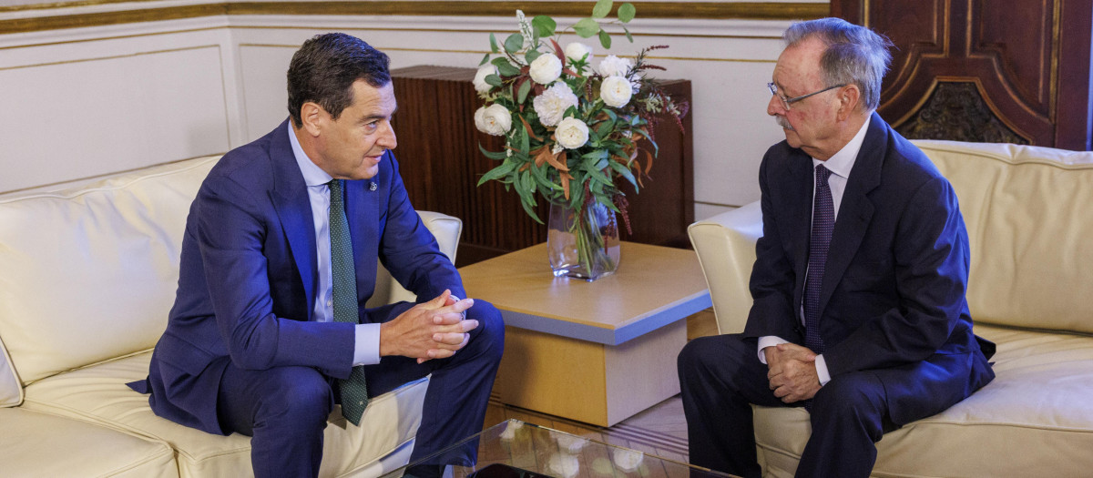 El presidente de la Junta de Andalucía, Juanma Moreno (i), se reúne con el presidente de Ceuta, Juan Jesús Vivas, este jueves en Sevilla, para analizar la crisis que vive la ciudad autónoma