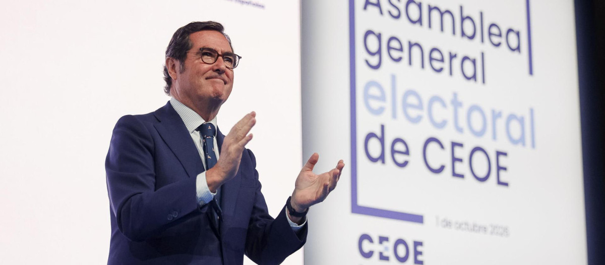 Antonio Garamendi ha sido reelegido este jueves por aclamación, es decir, sin necesidad de votación, presidente de la CEOE para los próximos cuatro años en lo que será su tercer mandato al frente de la patronal española. EFE/Daniel González