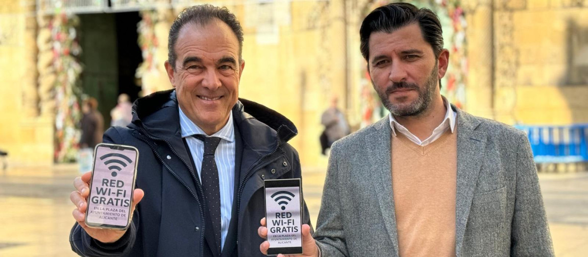 Antonio Peral y Carlos Castillo con la plataforma digital municipal