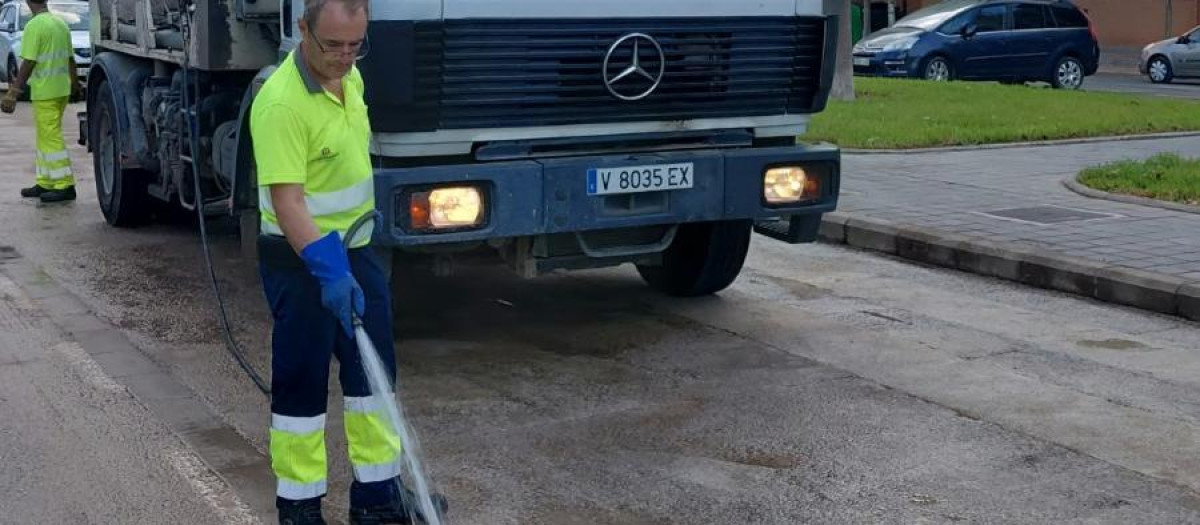 Imagen tomada este jueves de un operario municipal del Ayuntamiento de Valencia trabajando ante el episodio de fuertes lluvias previsto