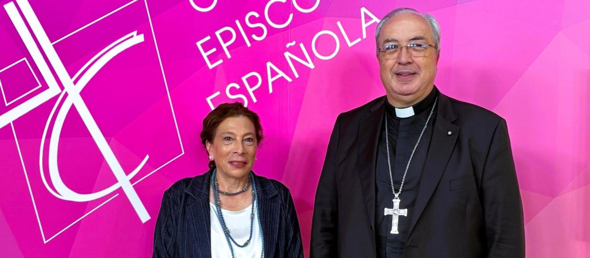 Monseñor César García Magán, junto a la nueva directora de la Oficina de Información de la CEE, Mª. Carmen Ramírez