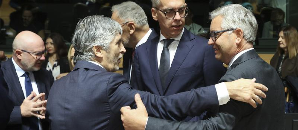 El ministro del Interior, Grande-Marlaska, saluda al comisario europeo de Interior, Magnus Brunner