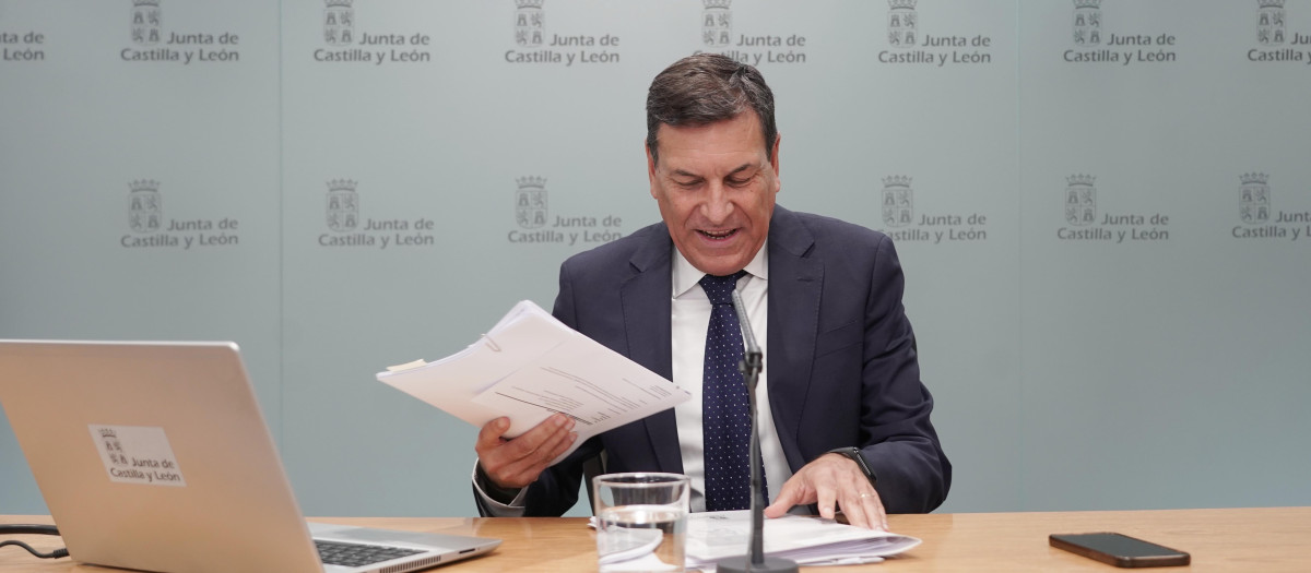 El consejero de Economía y Hacienda y portavoz de la Junta de Castilla y León, Carlos Fernández Carriedo, en rueda de prensa