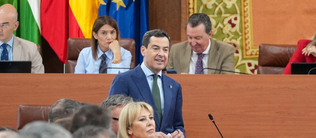 El presidente de la Junta de Andalucía, Juanma Moreno, interviene en el pleno del Parlamento andaluz