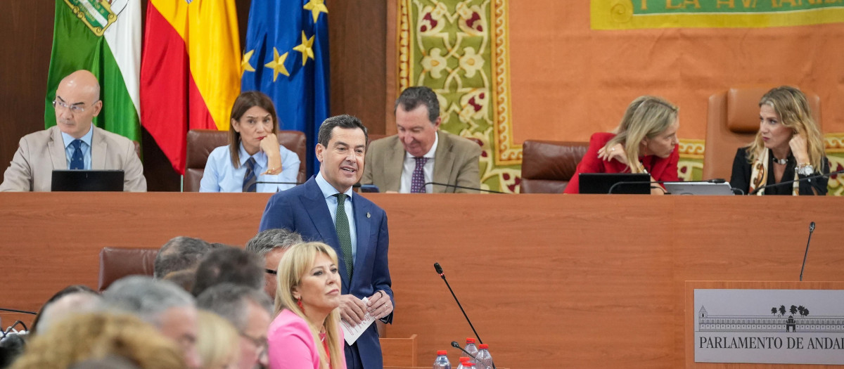 El presidente de la Junta de Andalucía, Juanma Moreno, interviene en el pleno del Parlamento andaluz