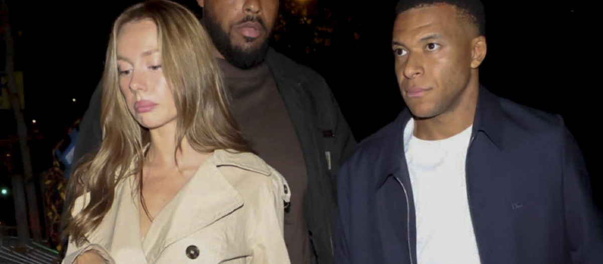 Kylian Mbappé y Ester Expósito en París