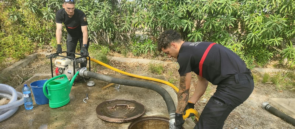 Imagen de bomberos del Consorcio Provincial de Valencia trabajando ante el episodio de fuertes lluvias previsto