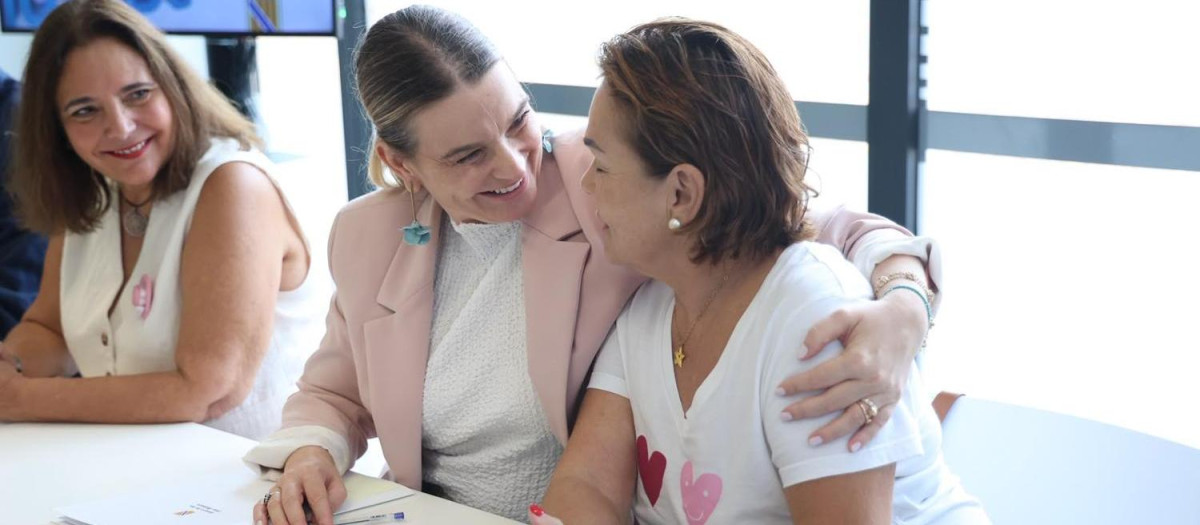 Manuela García, Marga Prohens y Mari Carmen Gutiérrez tras la firma del convenio.