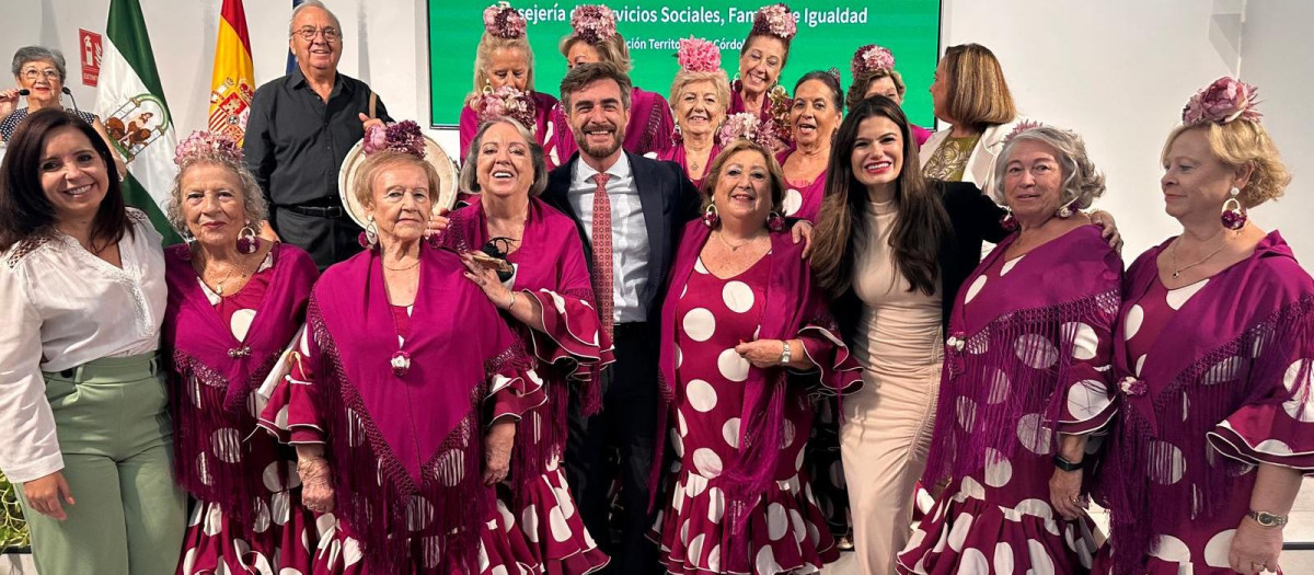 El delegado territorial de Servicios Sociales, Familias e Igualdad en Córdoba, Carlos Moreno Ruiz, ha presidido hoy el acto conmemorativo del Día Internacional de las Personas Mayores, celebrado en la sede de la Delegación Territorial de Cultura, donde se ha puesto en valor la contribución de las personas mayores a la sociedad y se ha reconocido su experiencia, conocimiento y memoria como parte esencial del patrimonio colectivo.
El acto ha contado con la participación de la diputada delegada de Derechos Sociales de la Diputación de Córdoba, Irene Araceli Aguilera Galindo; la delegada de Servicios Sociales, Mayores y Participación Ciudadana del Ayuntamiento de Córdoba, Eva Contador; el vicerrector de Salud, Cultura y Bienestar de la Universidad de Córdoba, Manuel Rich Ruiz; el vicepresidente del Consejo Provincial de Mayores, José Baldomero Andrade, y la directora de la residencia de mayores Figueroa, María José Miranda Luque.
Durante su intervención, Moreno ha subrayado que las personas mayores "no representan el pasado, sino uno de los pilares fundamentales de nuestro presente", destacando que su experiencia, sabiduría y capacidad de superación constituyen "un legado imprescindible para construir una sociedad más cohesionada y solidaria".
Asimismo, ha defendido una visión del envejecimiento vinculada a la participación activa, la autonomía y la contribución social. "Las personas mayores siguen aportando conocimiento, valores y experiencia a sus familias, a sus comunidades y al conjunto de la sociedad", ha señalado.
Uno de los momentos centrales del acto ha sido la lectura por parte de Carlos Moreno del manifiesto institucional aprobado ayer por el Consejo de Gobierno con motivo del Día Internacional de las Personas Mayores. El texto destaca la aportación de las personas mayores al progreso de Andalucía y reivindica su participación activa en la sociedad, al tiempo que reafirma el compromiso de la Junta de Andalucía con la promoción de la autonomía personal, la lucha contra la soledad no deseada y la defensa de sus derechos y bienestar.
En este contexto, el delegado ha destacado la labor que desarrolla la Junta de Andalucía a través de los Centros de Participación Activa (CPA), espacios concebidos para fomentar el envejecimiento saludable, la convivencia, la integración social, la participación y la solidaridad. Estos centros contribuyen además a prevenir situaciones de soledad no deseada y a mejorar la calidad de vida de las personas mayores.
La provincia de Córdoba dispone de 27 Centros de Participación Activa de titularidad de la Junta de Andalucía, que reúnen a más de 76.000 personas socias y usuarias. Moreno ha agradecido especialmente la implicación de los equipos profesionales, las juntas de participación y gobierno y el voluntariado, cuya labor hace posible el desarrollo de actividades y talleres orientados al bienestar físico, emocional y social de las personas mayores.
El delegado también ha puesto en valor el modelo de atención centrada en la persona que impulsa la Consejería de Servicios Sociales, Familias e Igualdad, basado en el respeto a las necesidades, preferencias, autonomía y proyecto de vida de cada usuario.
Un libro para conservar recuerdos y tradiciones
Uno de los momentos más destacados de la jornada ha sido la presentación del libro Recetas con memorias, sabores con historias, fruto de un taller desarrollado en el CPA Córdoba I con la participación de 38 personas mayores.
La publicación recopila recetas tradicionales junto a vivencias personales ligadas a la gastronomía, convirtiéndose en una herramienta para preservar la memoria colectiva y favorecer la transmisión de conocimientos entre generaciones.
En este sentido, Moreno ha resaltado que "la cultura, las tradiciones, los saberes y los recuerdos que las personas mayores conservan y comparten constituyen un vínculo esencial entre generaciones, tal y como refleja este libro, que recoge mucho más que recetas: recoge historias de vida".
Durante el acto, el delegado y la directora del CPA Córdoba I, Rafaela Bueno Bonilla, han entregado ejemplares de la publicación a las personas participantes, en reconocimiento a su implicación en el proyecto.
La celebración ha incluido además la actuación del Coro Rociero del CPA Córdoba I y una exhibición del Taller de Castañuelas del centro.
Más de 80 personas mayores han participado en esta conmemoración, mientras que los restantes Centros de Participación Activa de la provincia han celebrado la jornada con actividades como rutas de senderismo, conferencias, visitas culturales, encuentros de convivencia y actuaciones musicales, reafirmando el compromiso de la Junta de Andalucía con la promoción de un envejecimiento activo, saludable y participativo.