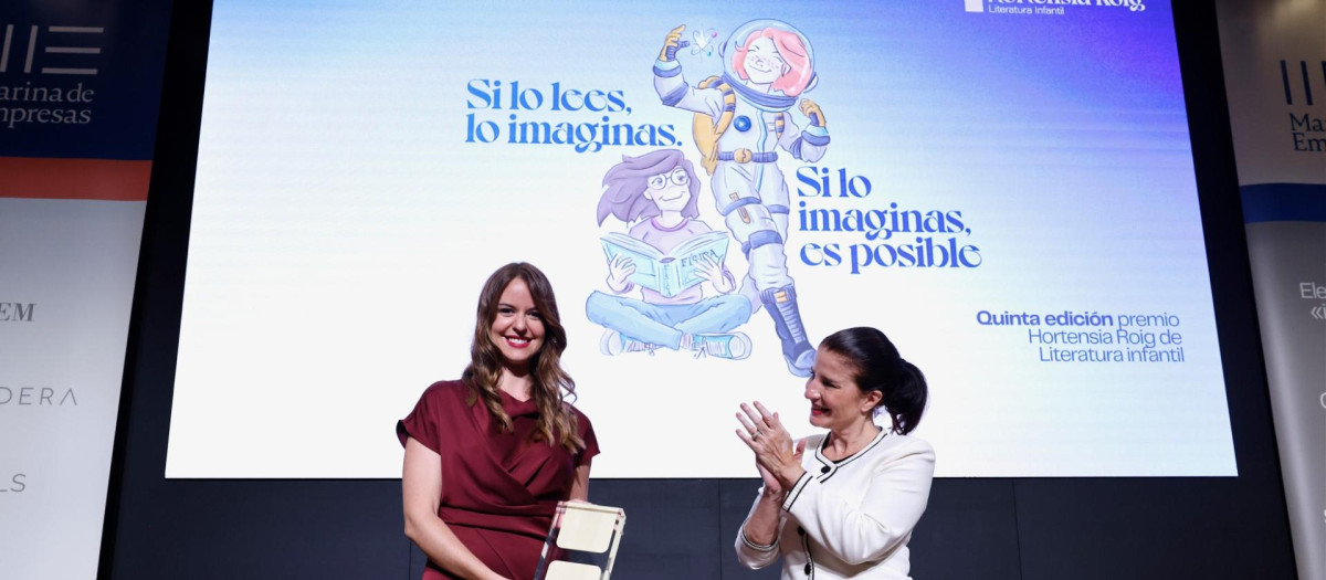 Hortensia Roig y Silvia Flor durante la entrega del premio