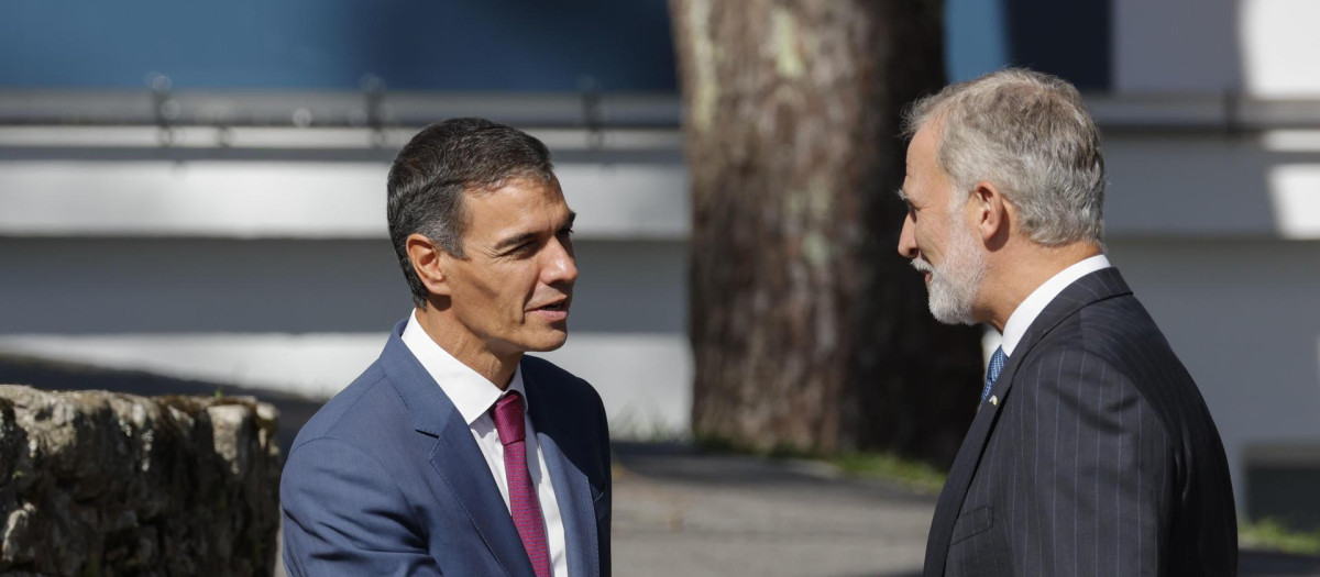 El rey Felipe VI saluda al presidente del Gobierno, Pedro Sánchez en el Foro La Toja