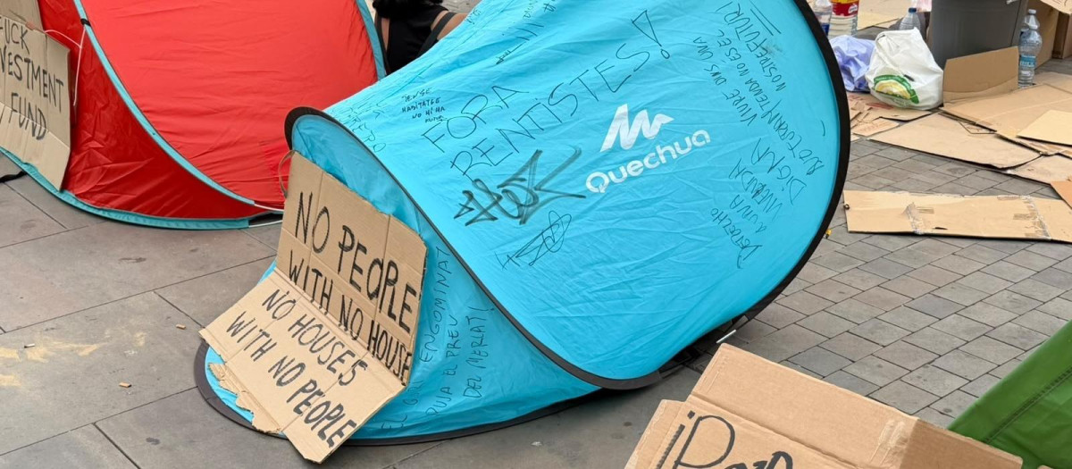 Algunas de las tiendas de campaña instaladas en la acampada de plaza de España, en Palma.
