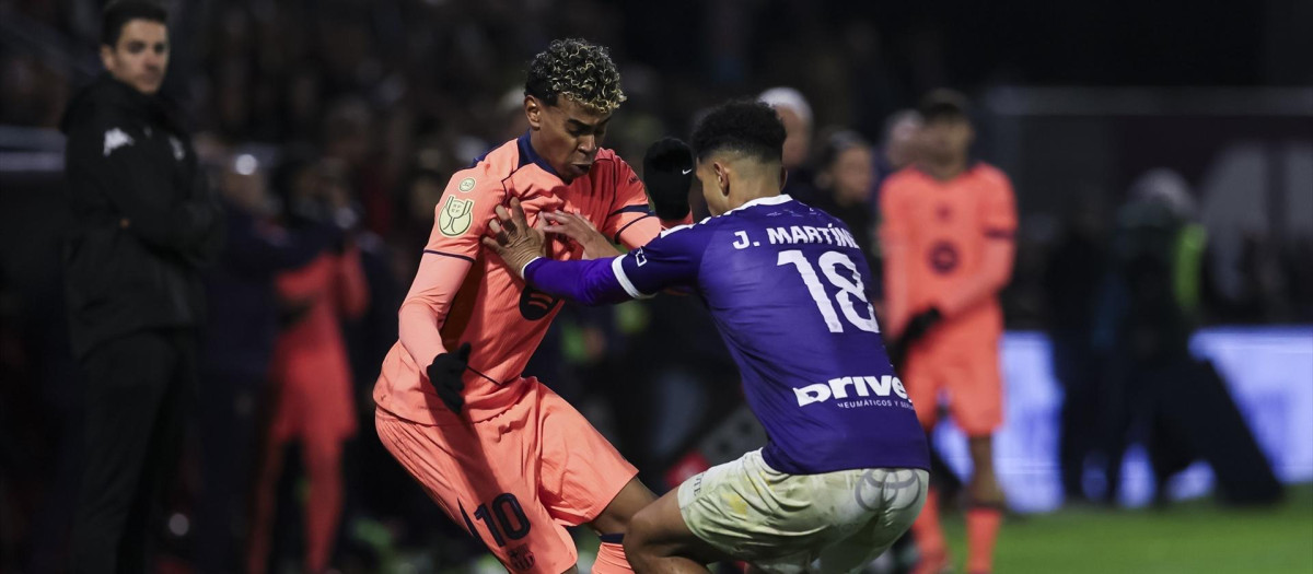 (Foto de ARCHIVO)
Lamine Yamal of FC Barcelona and Julio Martinez of CD Guadalajara