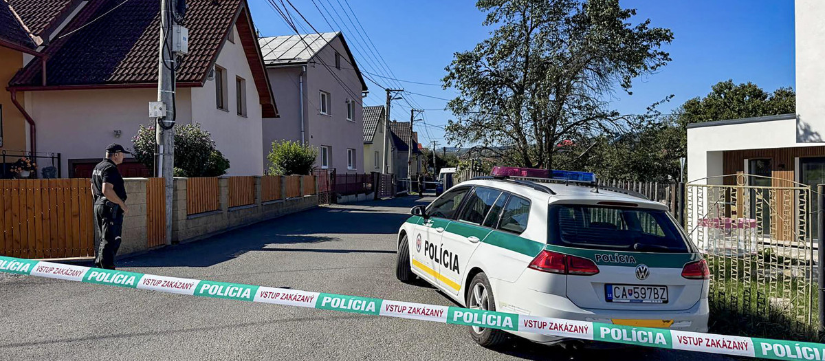 La policía de Eslovaquia en la entrada del colegio de Staskov
