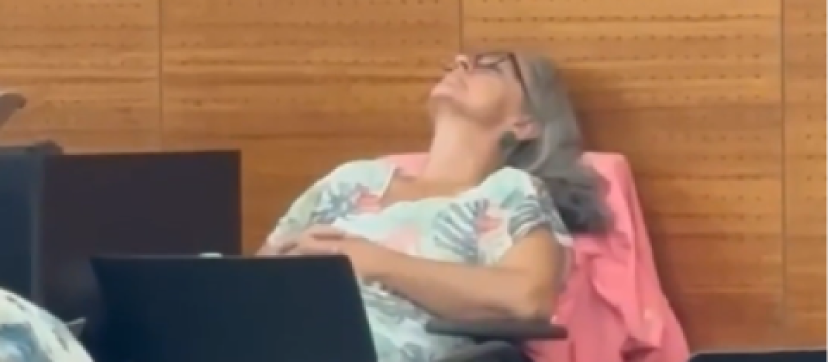La concejala recostada en su escaño