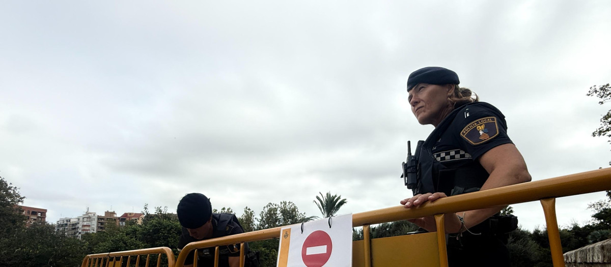 Imagen de unos agentes en el Jardín del Turia de Valencia