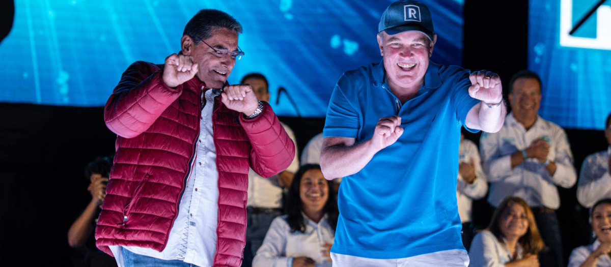 El candidato a la alcaldía de Lima, Rafael López Aliaga (d) baila junto al líder del plan de seguridad ciudadana, Carlos Álvarez
