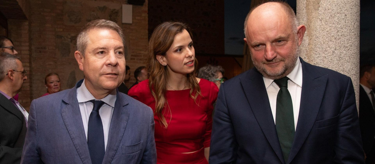 El presidente de Castilla-La Mancha, Emiliano García-Page, junto al presidente de la Comisión de Recursos Naturales (NAT), Piotr Calbecki, en Toledo.

REMITIDA / HANDOUT por DAVID ESTEBAN GONZALEZ/JCCM
Fotografía remitida a medios de comunicación exclusivamente para ilustrar la noticia a la que hace referencia la imagen, y citando la procedencia de la imagen en la firma
02/10/2026