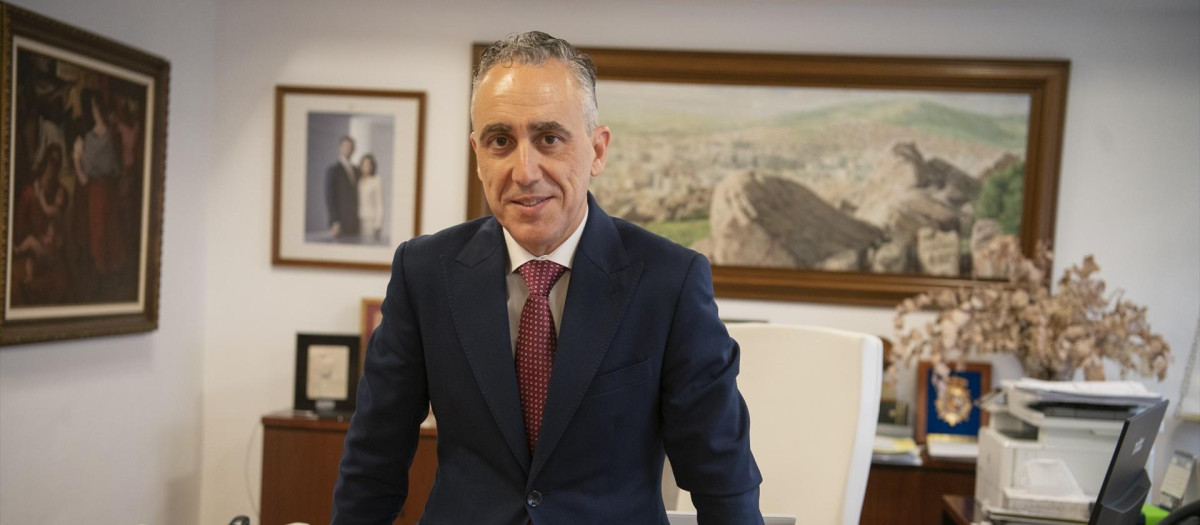 (Foto de ARCHIVO)
El alcalde de Puertollano, Miguel Ángel Ruiz, posa para Europa Press, en el Ayuntamiento de Puertollano, a 30 de enero de 2024, en Puertollano, Ciudad Real, Castilla-La Mancha (España). Miguel Ángel Ruiz es alcalde de Puertollano desde mayo de 2023.

Eusebio García del Castillo / Europa Press
31 ENERO 2024;CIUDAD REAL;ENTREVISTA;RETRATOS;
30/1/2024