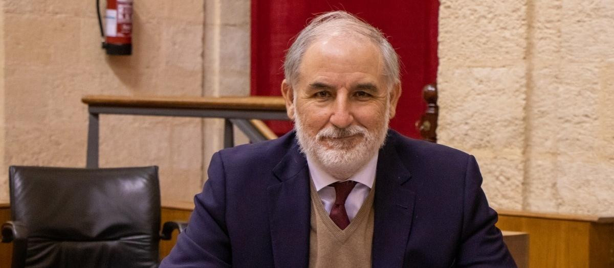 El presidente del Grupo Vox en el Parlamento, Macario Valpuesta