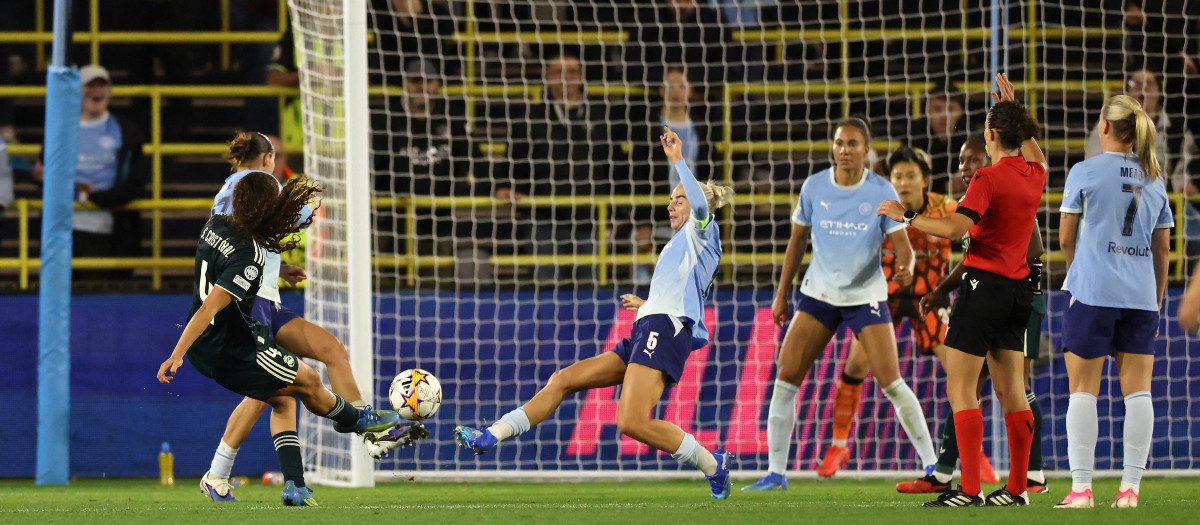 Silvia Cristóbal vio anulado su gol ante el Manchester City por una falta previa