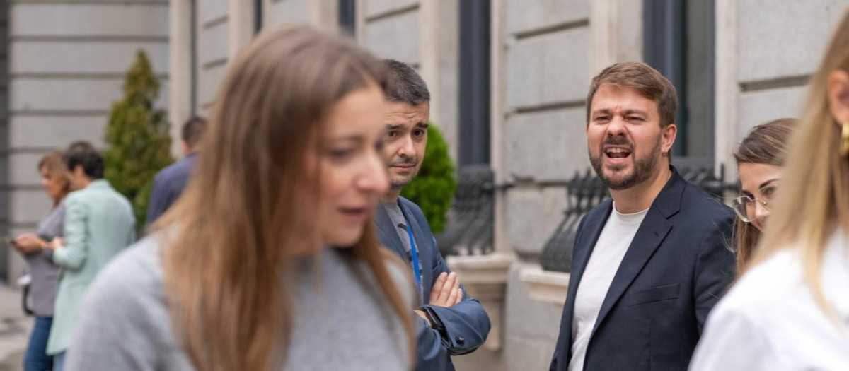 El diputado de Compromís, Alberto Ibáñez, increpa a la portavoz 'popular' Ester Muñoz