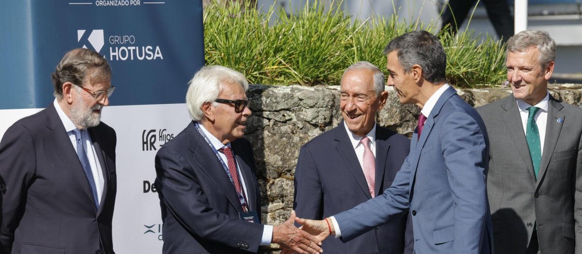 El presidente del Gobierno, Pedro Sánchez, y el ex presidente Felipe González en el Foro La Toja