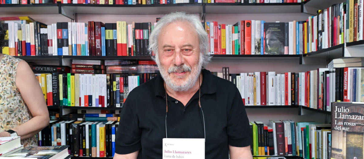 El escritor Julio Llamazares durante la segunda jornada de la 85ª edición de la Feria del Libro de Madrid, en el Parque del Retiro, a 30 de mayo de 2026, en Madrid (España). La 85ª Feria del Libro de Madrid se celebra del 29 de mayo al 14 de junio de 2026 con 366 casetas y un hilo temático central que es el humor. El país invitado de este año es Rumanía y contará con programación propia y presencia destacada durante la feria.

Gustavo Valiente / Europa Press
30 MAYO 2026 LITERATURA;FERIA DEL LIBRO
30/5/2026