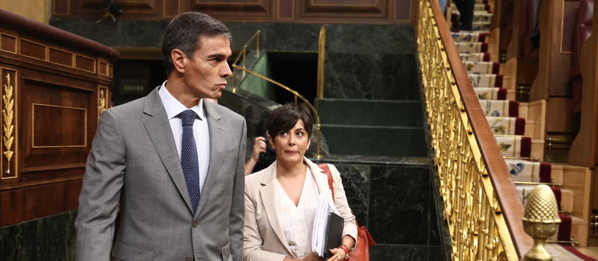 El presidente del Gobierno, Pedro Sánchez, y ministra de Vivienda y Agenda Urbana, Isabel Rodríguez, a su llegada a una sesión plenaria, en el Congreso de los Diputados