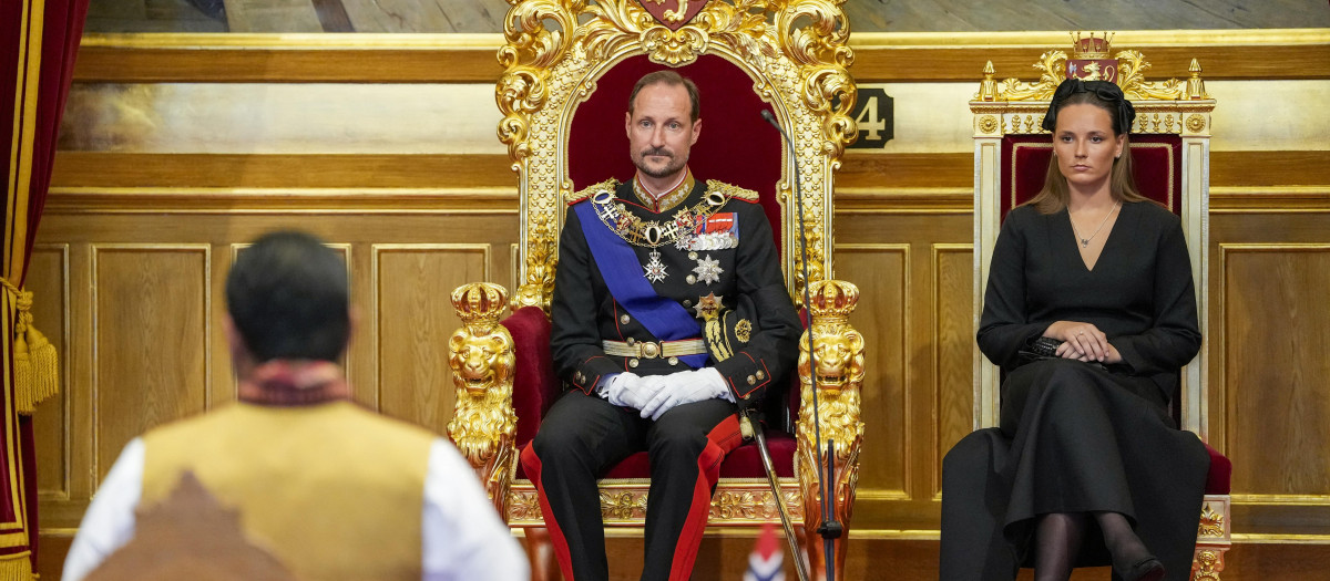 El nuevo Rey Haakon VIII y la Princesa Heredera Ingrid Alexandra presiden la Apertura del Parlamento Noruego