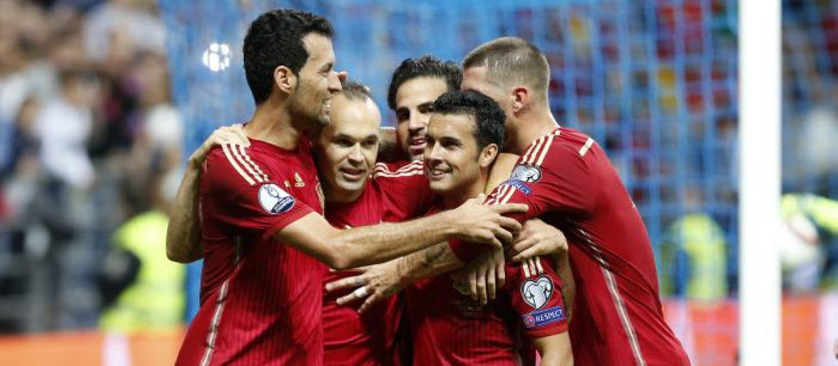 Los jugadores de la selección celebran un gol ante Eslovaquia en el Carlos Tartiere en 2016