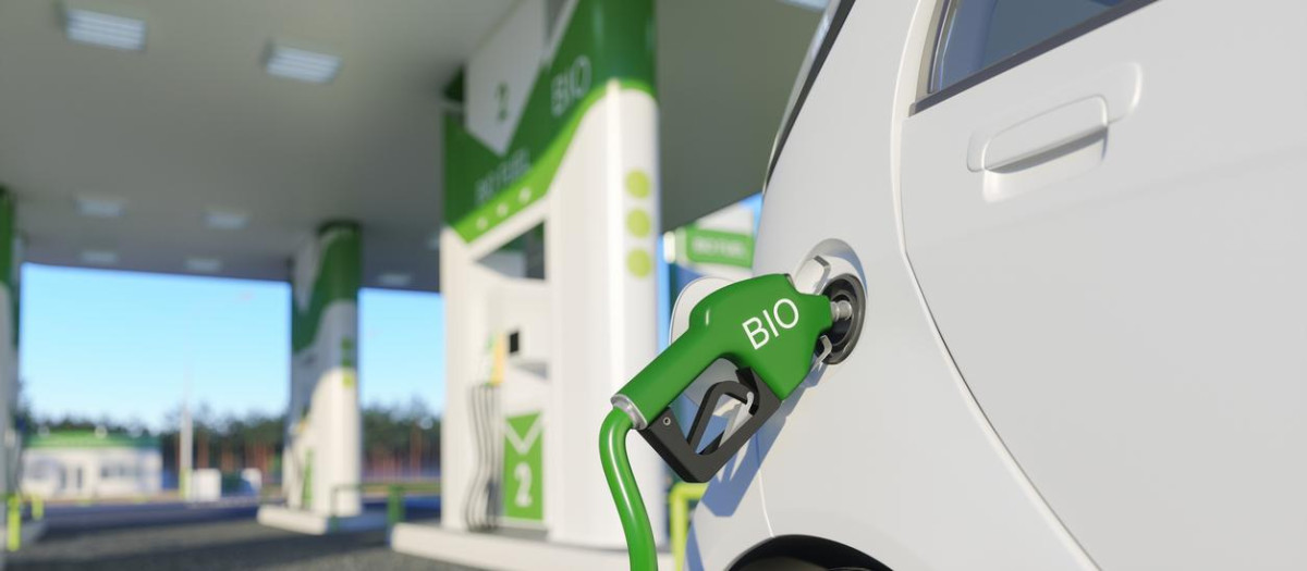 Un coche reposta con biocombustible