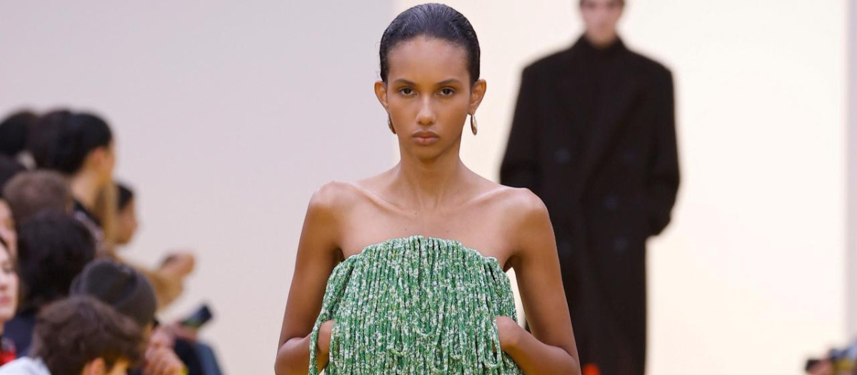 Una de las modelos de Loewe en el desfile de París