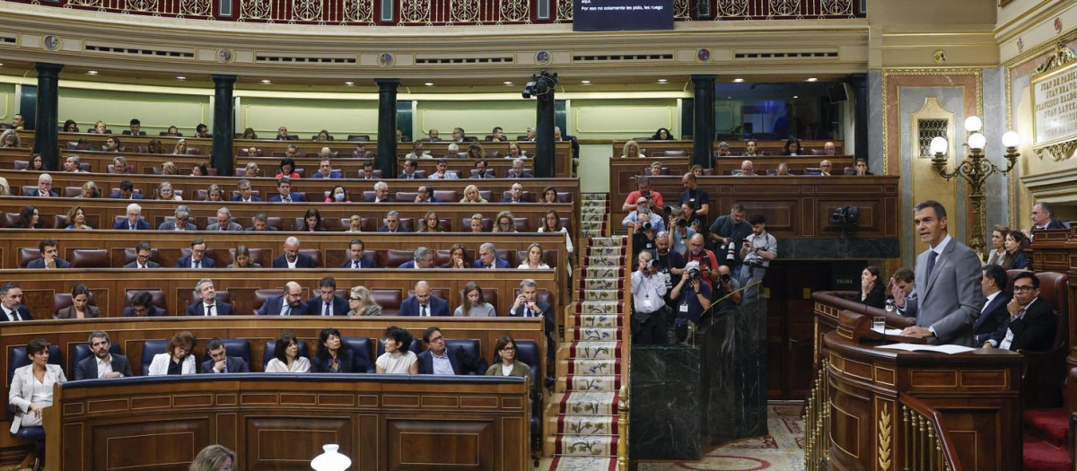 El presidente del Gobierno, Pedro Sánchez, interviene en el pleno en el que se debate y vota los decretos de vivienda del Gobierno celebrado este viernes en el Congreso.