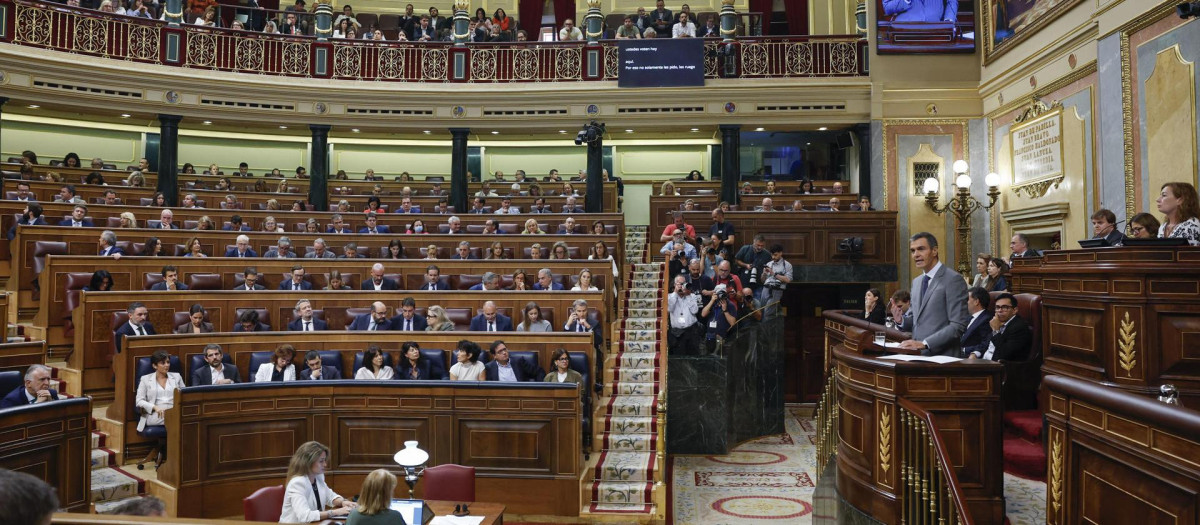 El presidente del Gobierno, Pedro Sánchez, interviene en el pleno en el que se debate y vota los decretos de vivienda del Gobierno celebrado este viernes en el Congreso.
