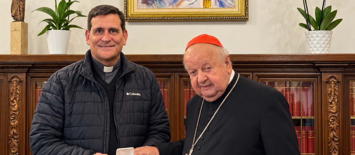 Entrega de la reliquia de San Juan Pablo II a Luis Oliver, párroco de Benicasim