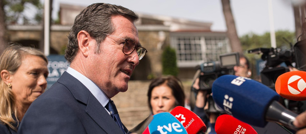 El presidente de la CEOE, Antonio Garamendi, atiende a los medios durante el Foro La Toja - Vínculo Atlántico, a 2 de octubre de 2026, en O Grove, Pontevedra, Galicia (España). El Foro La Toja - Vínculo Atlántico es un reconocido espacio de debate y reflexión anual enfocado en la defensa de la democracia liberal, el vínculo atlántico y la cooperación internacional. Fundado en 2019 por iniciativa de Josep Piqué, Amancio López Seijas y el Grupo Hotusa, reúne a destacados líderes políticos, empresariales, académicos y representantes de la sociedad civil en la Isla de La Toja.

Elena Fernández / Europa Press
02/10/2026