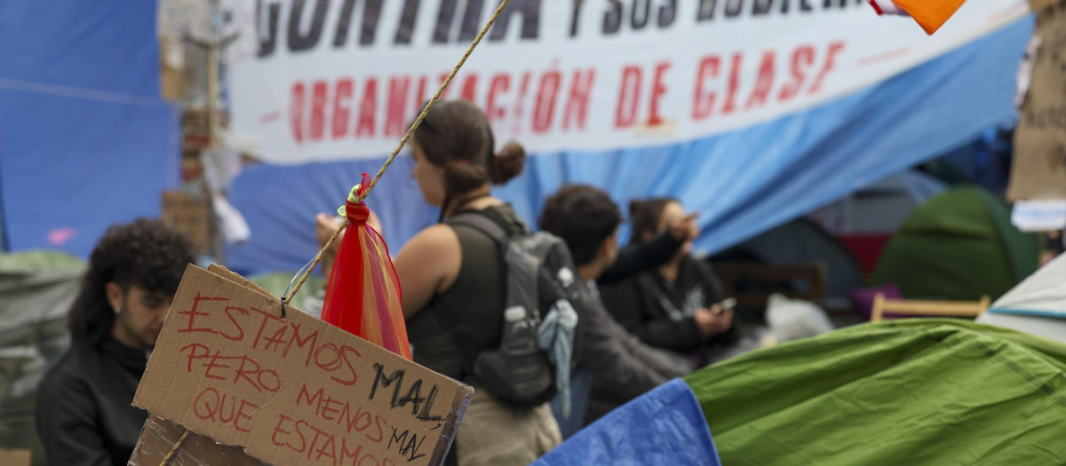 Vista general de la acampada de la Puerta del Sol levantada desde hace seis noches en protesta por la situación de la vivienda