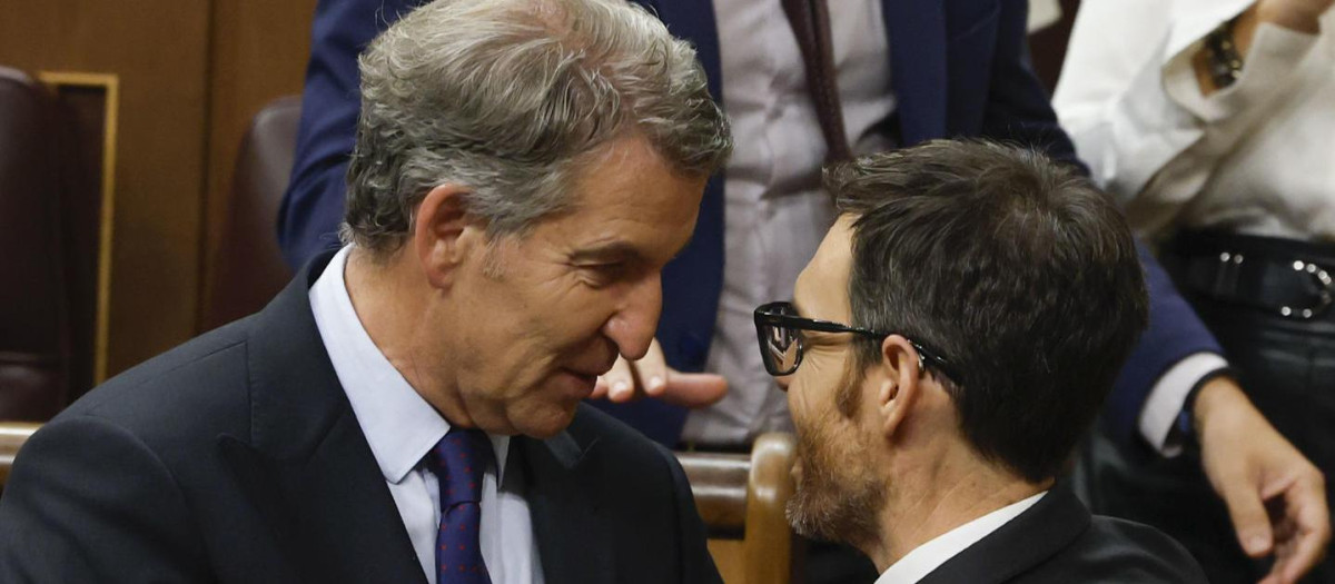 Alberto Núñez Feijóo saluda a Sergio Sayas el viernes tras el debate de los decretos de vivienda